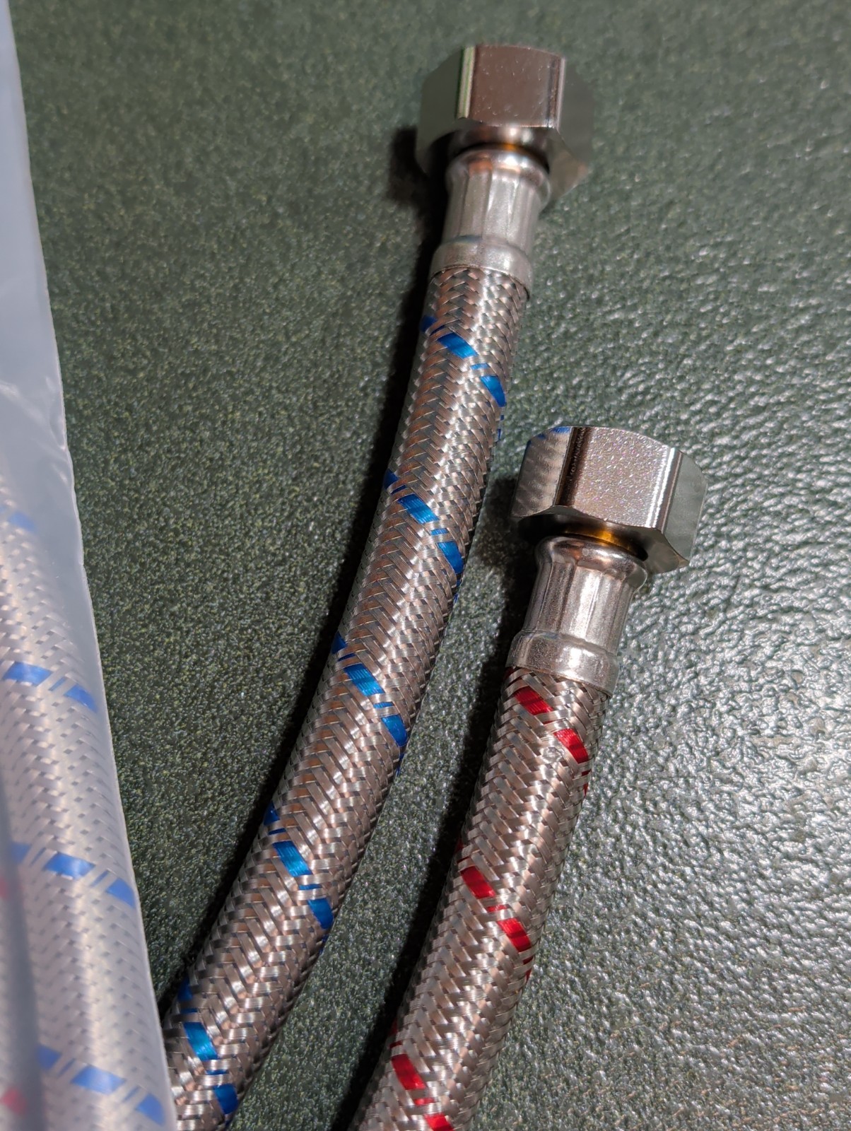 20″ STAINLESS STEEL WATER SUPPLY TUBES (4) 1/2″ COMPRESSION. BRAND NEW