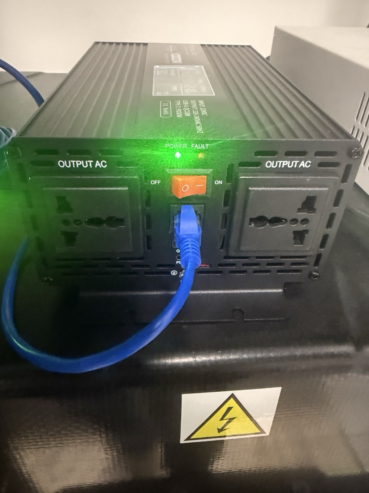 Compact size Pure Sine Wave Power Inverter 2000W DC 12V to AC 220V + controller