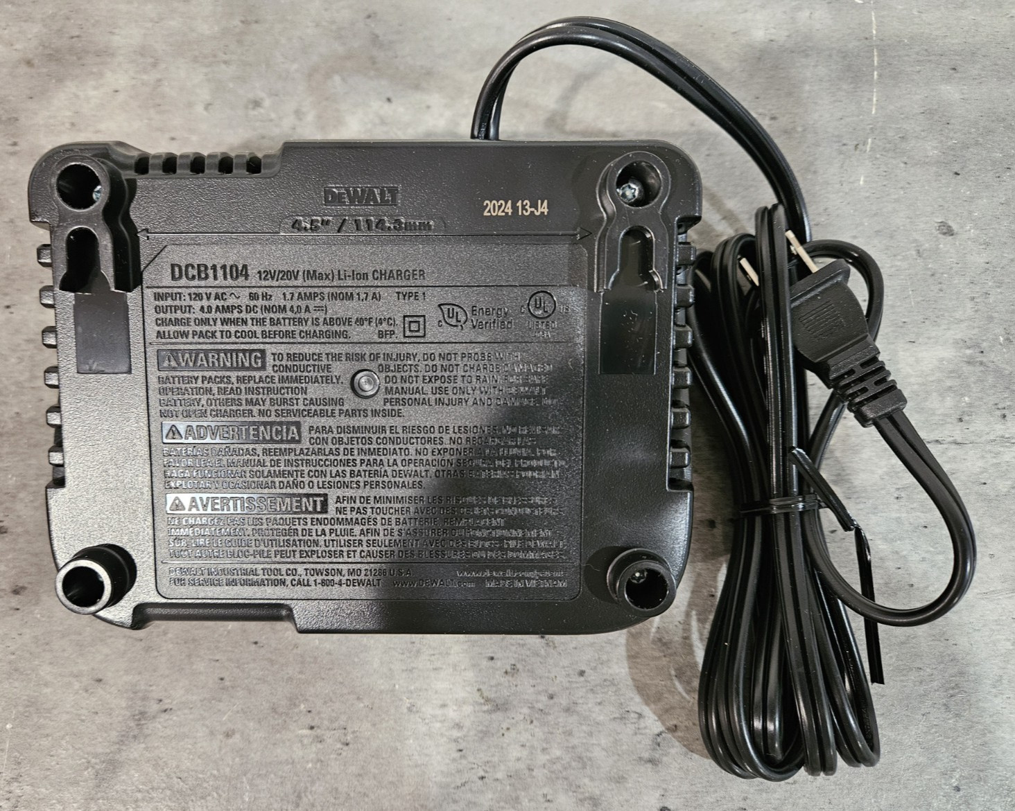 New DeWALT 20V Volt Max DCB205-2C (2 DCB205 Batteries & 1 DCB1104 Charger)