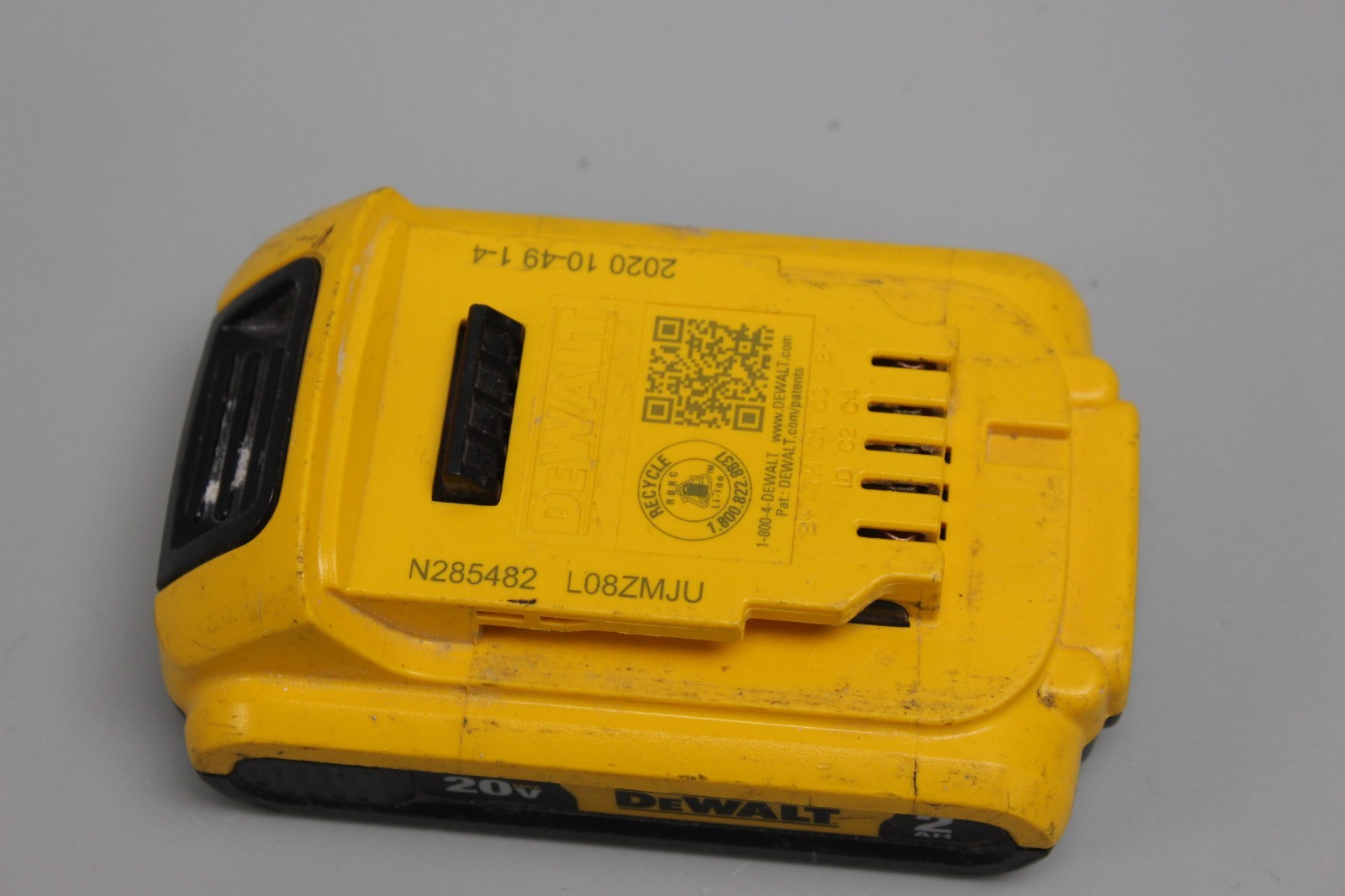 DEWALT DCB203 Battery – Yellow
