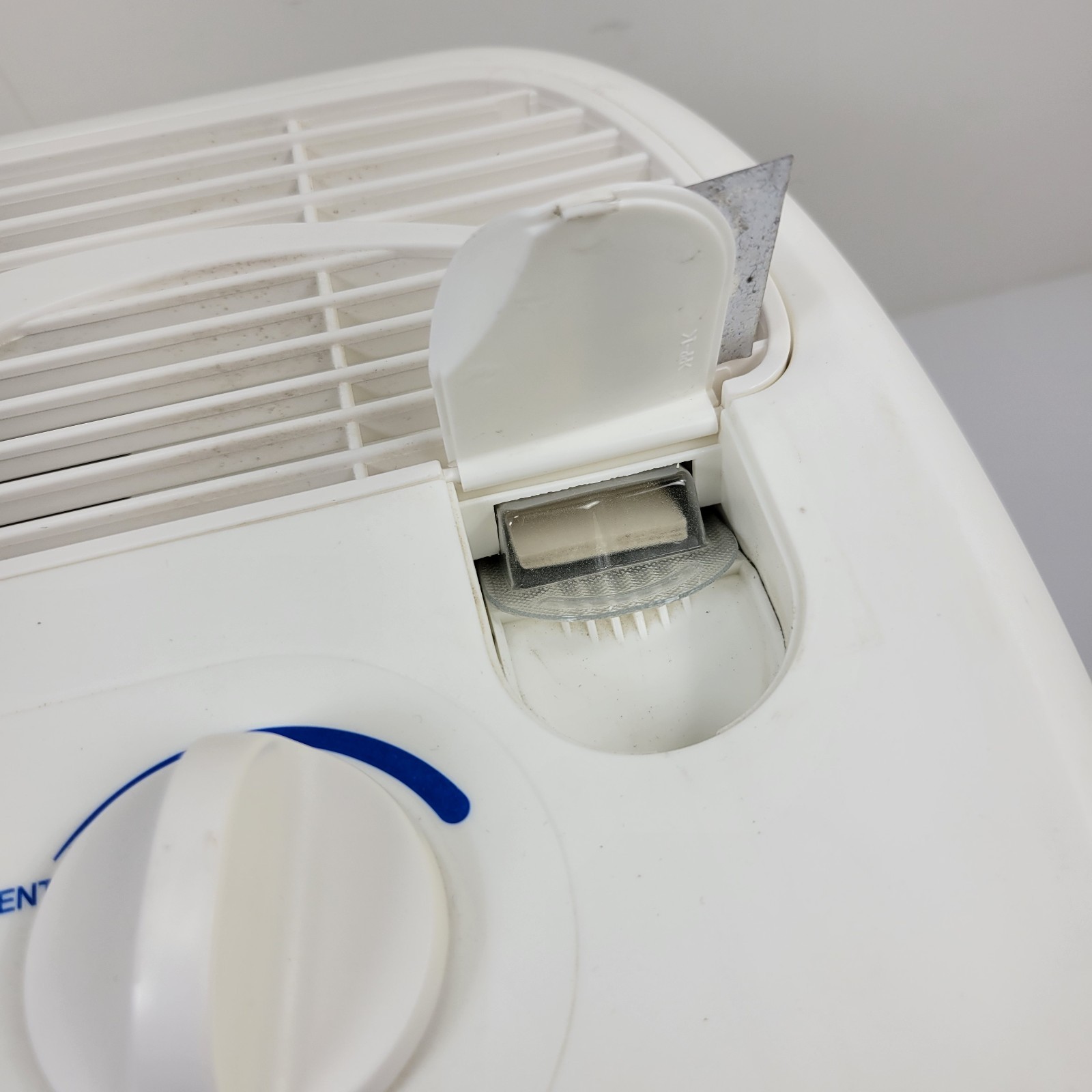 Febreze Tabletop HEPA-Type Air Purifier Model FHT170W White 85 – 100 Sq Ft