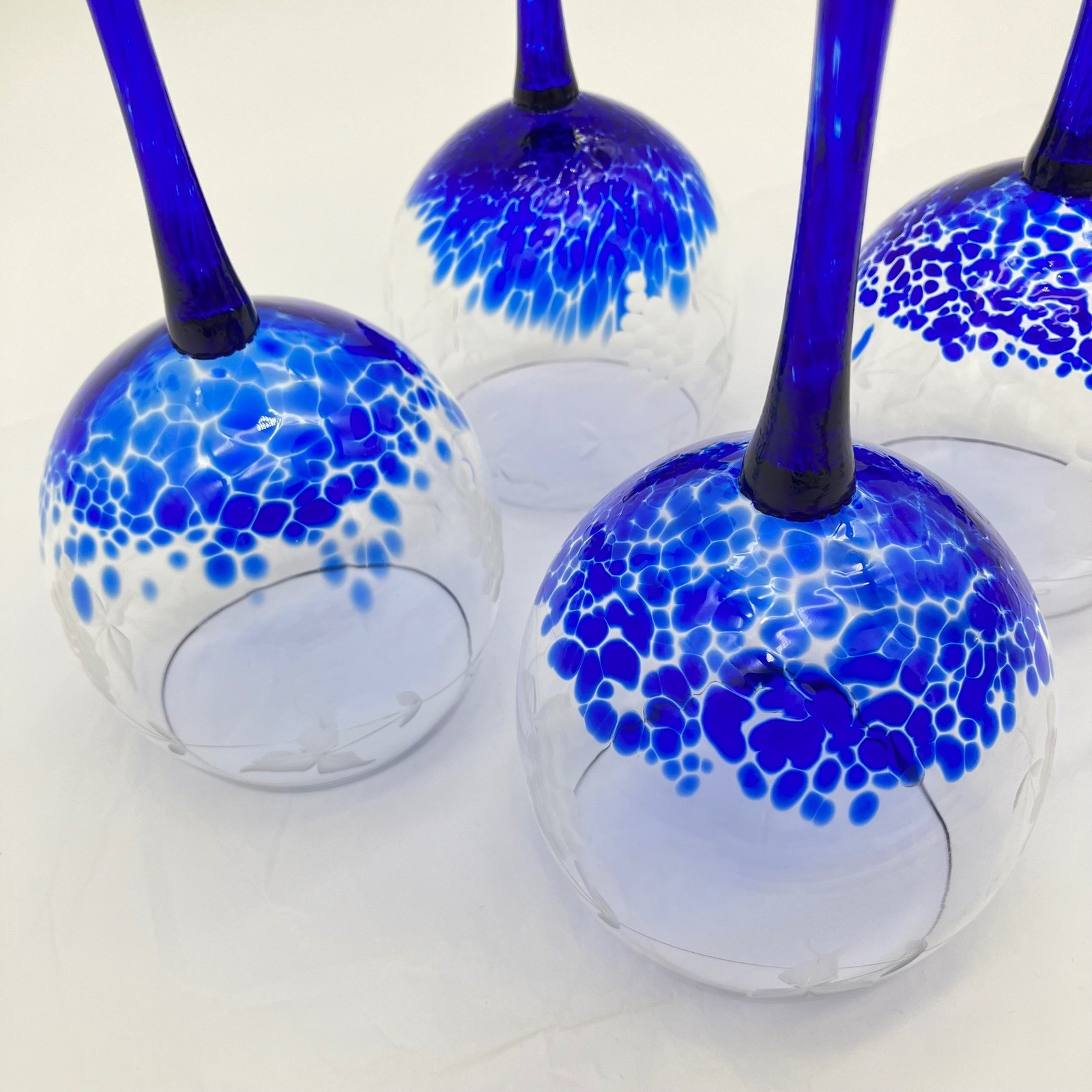 Art Glass Wine Glasses Set of 4 8.5in Cobalt Blue Etched Grapes Confetti Vintage