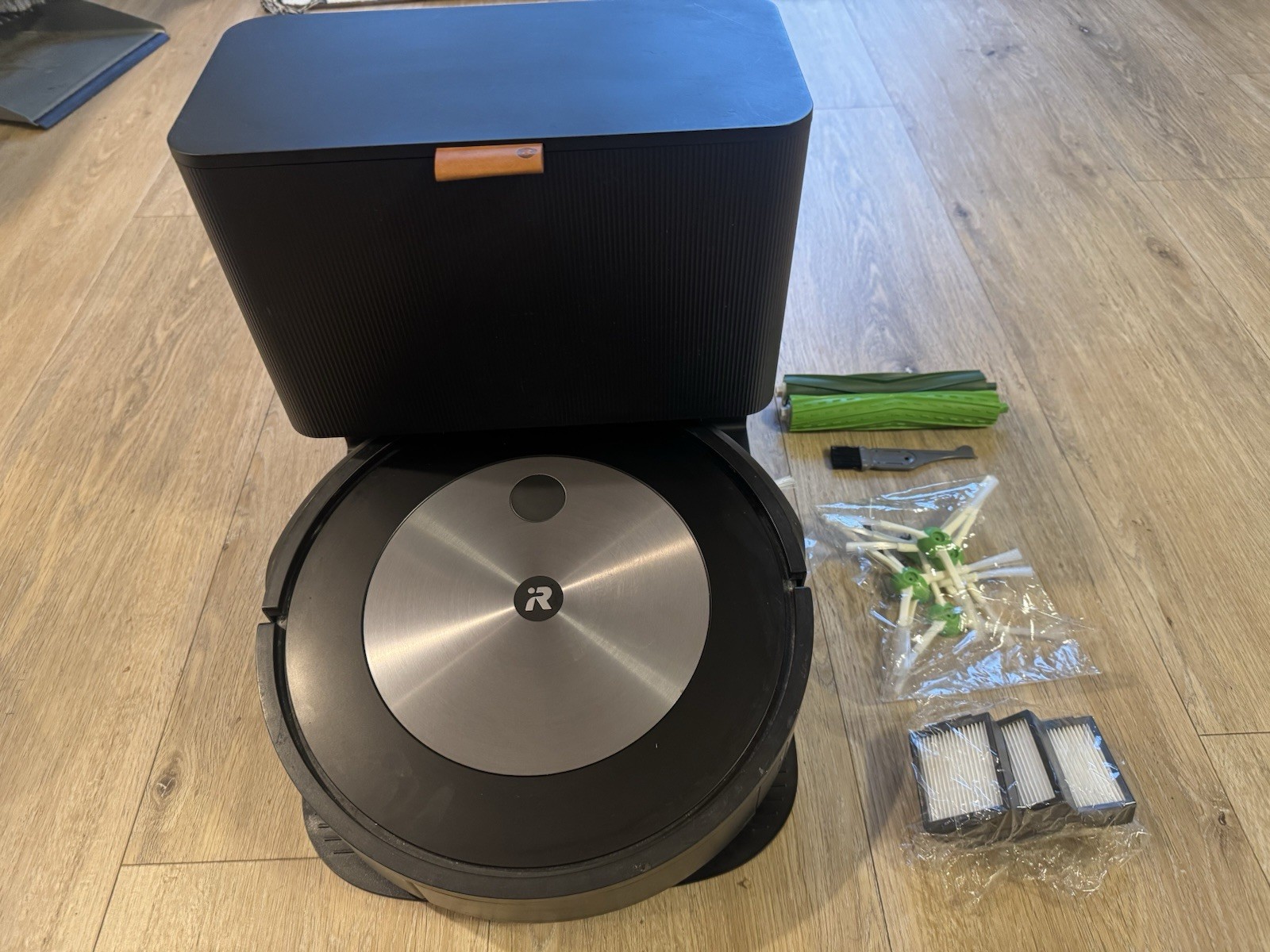 iRobot Roomba j7 Robot Vacuum w/ Clean Base Self-Emptying – Used Good
