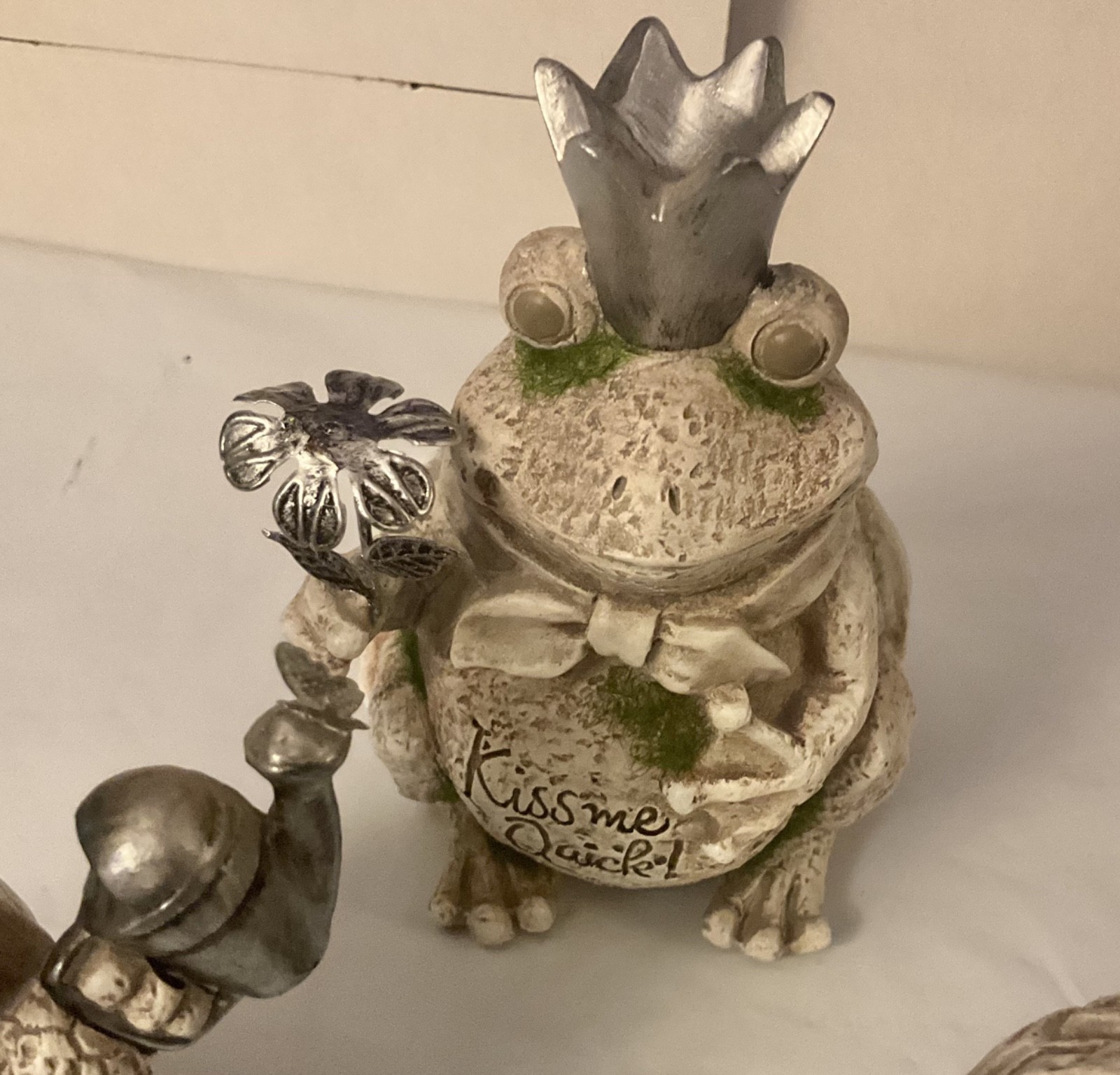 2 Happy TURTLES and a Frog these are cute and would be great to put anywhere.