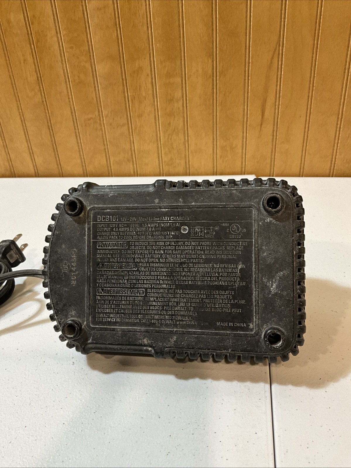 DEWALT DCB101 12V/20V MAX Lithium-Ion Battery Charger Used.