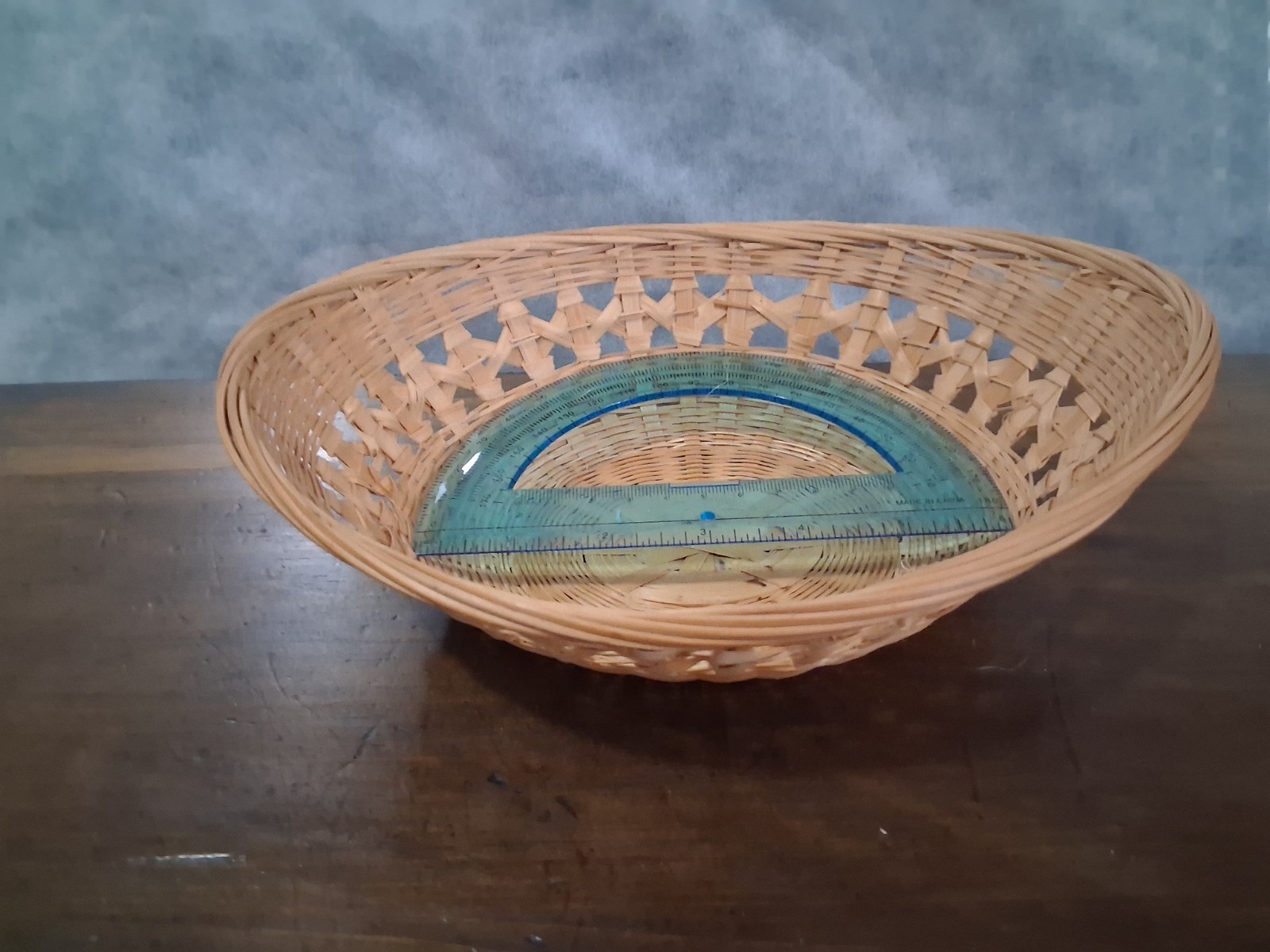 Oval Wicker Basket Brown Medium Traditional Indoor Less Than 10 in