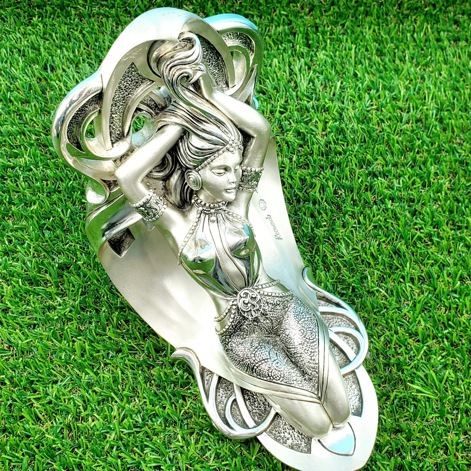 (1) Made In Italy Recuerdo Silver Painted 2.9lb Woman Bookend 7½”×7½”×5″ *FLAWS
