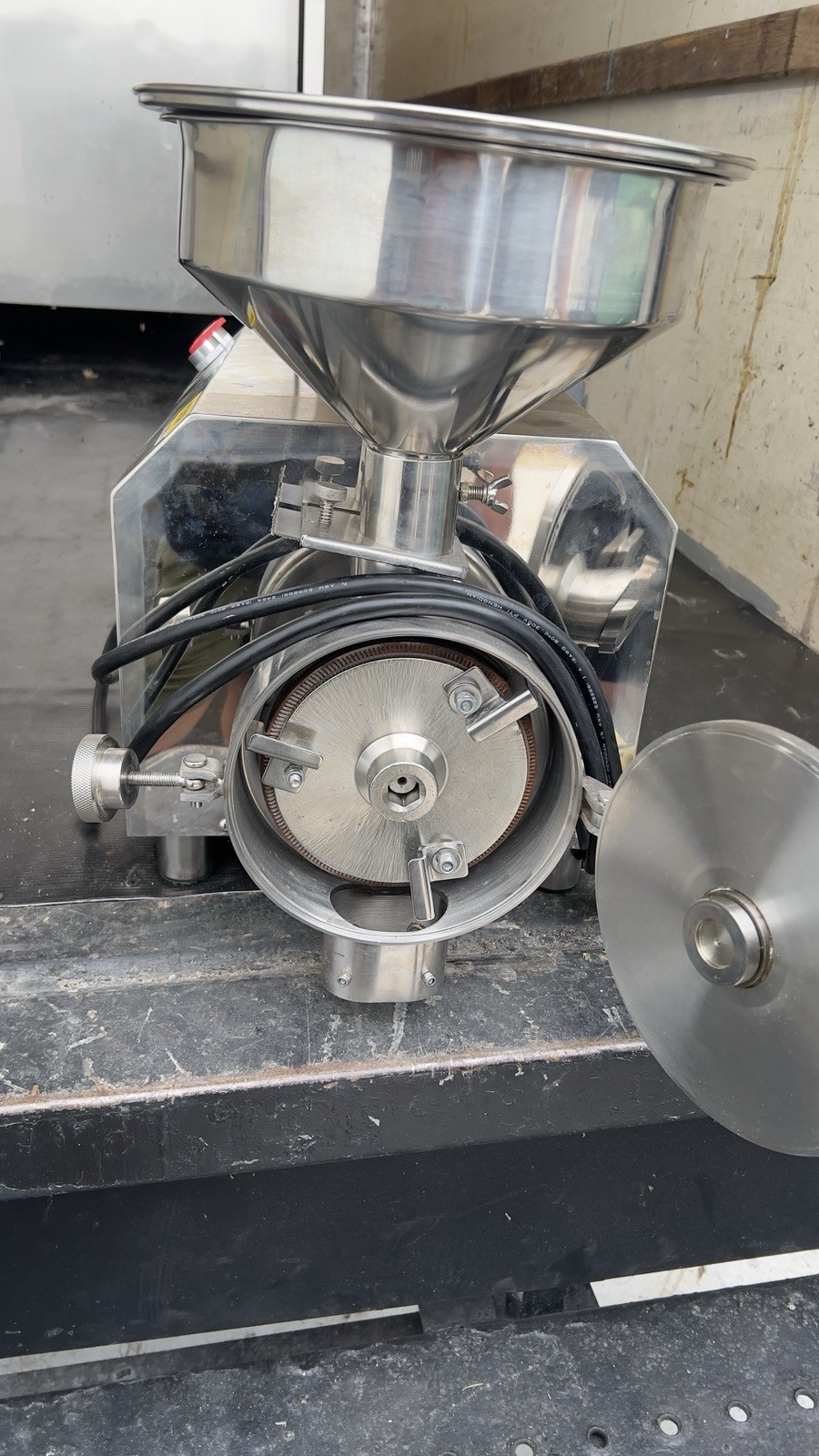VEVOR 3000W 110V Stainless Steel Grain Mill Grinder w/ Hopper Model 3000