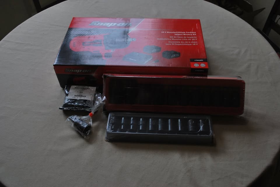 Snap-On Impact Wrench (red) w/ Sockets New ！