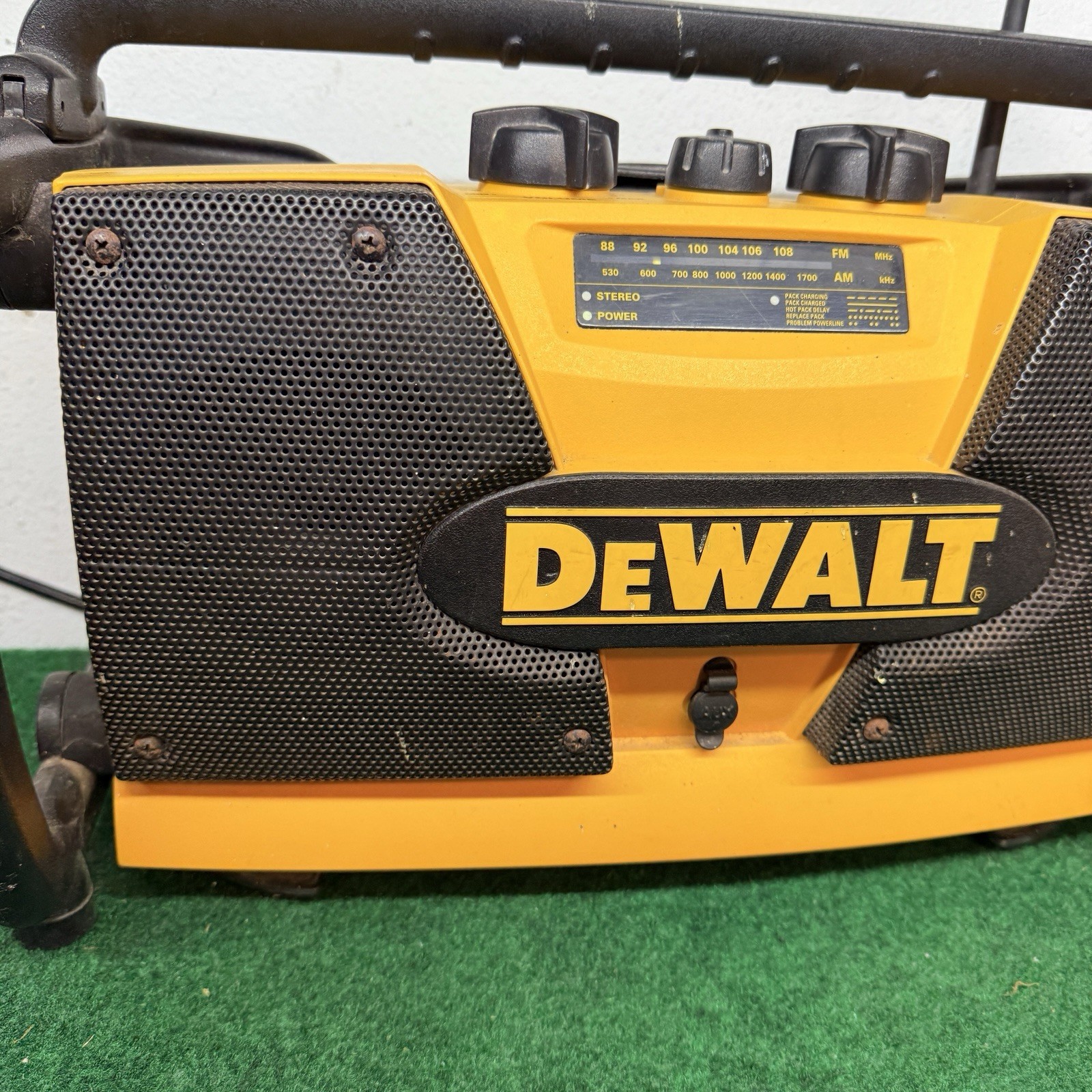 DEWALT Cordless JOBSITE Radio Charger AM/FM 1-HR NiCd Battery Charger 18v Tested