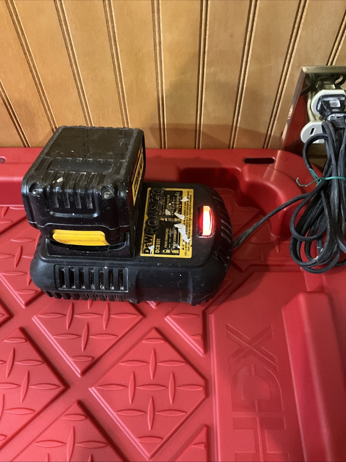 DEWALT DCB101 12V/20V MAX Lithium-Ion Battery Charger Used.