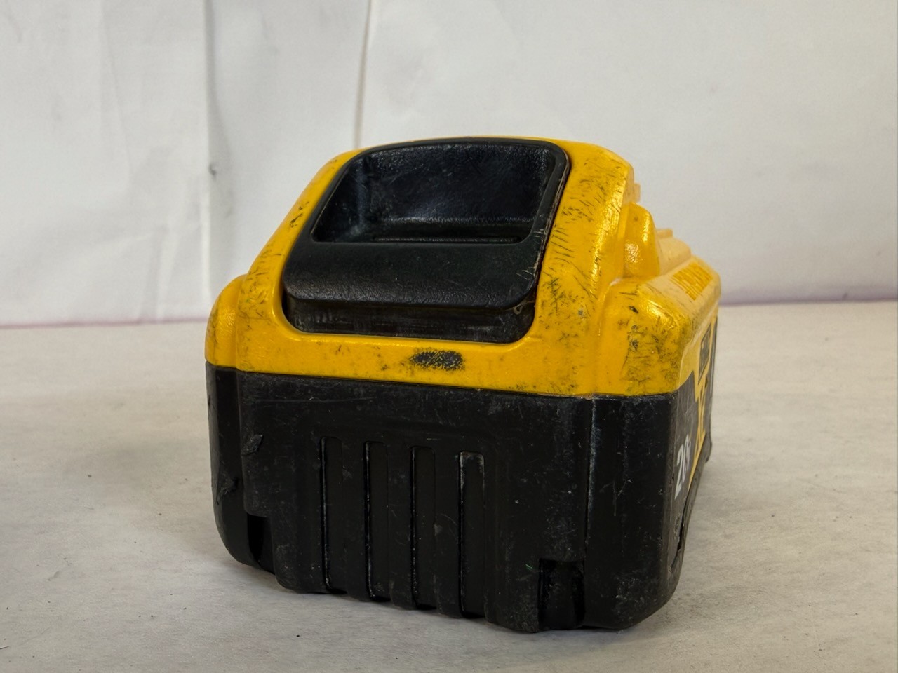 DEWALT DCB206 20V MAX XR 6Ah Lithium Ion Battery Type 2 Tested Working