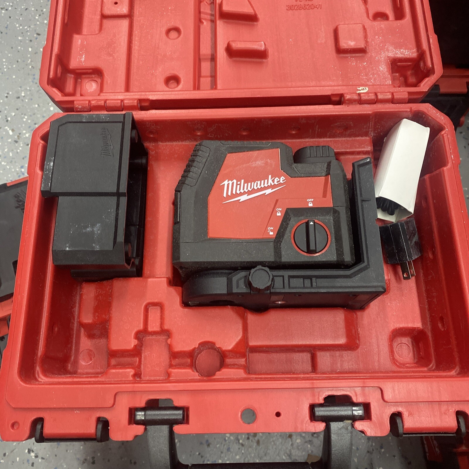 Milwaukee 3522-21 USB Rechargeable Green Cross Line & Plumb Points Laser