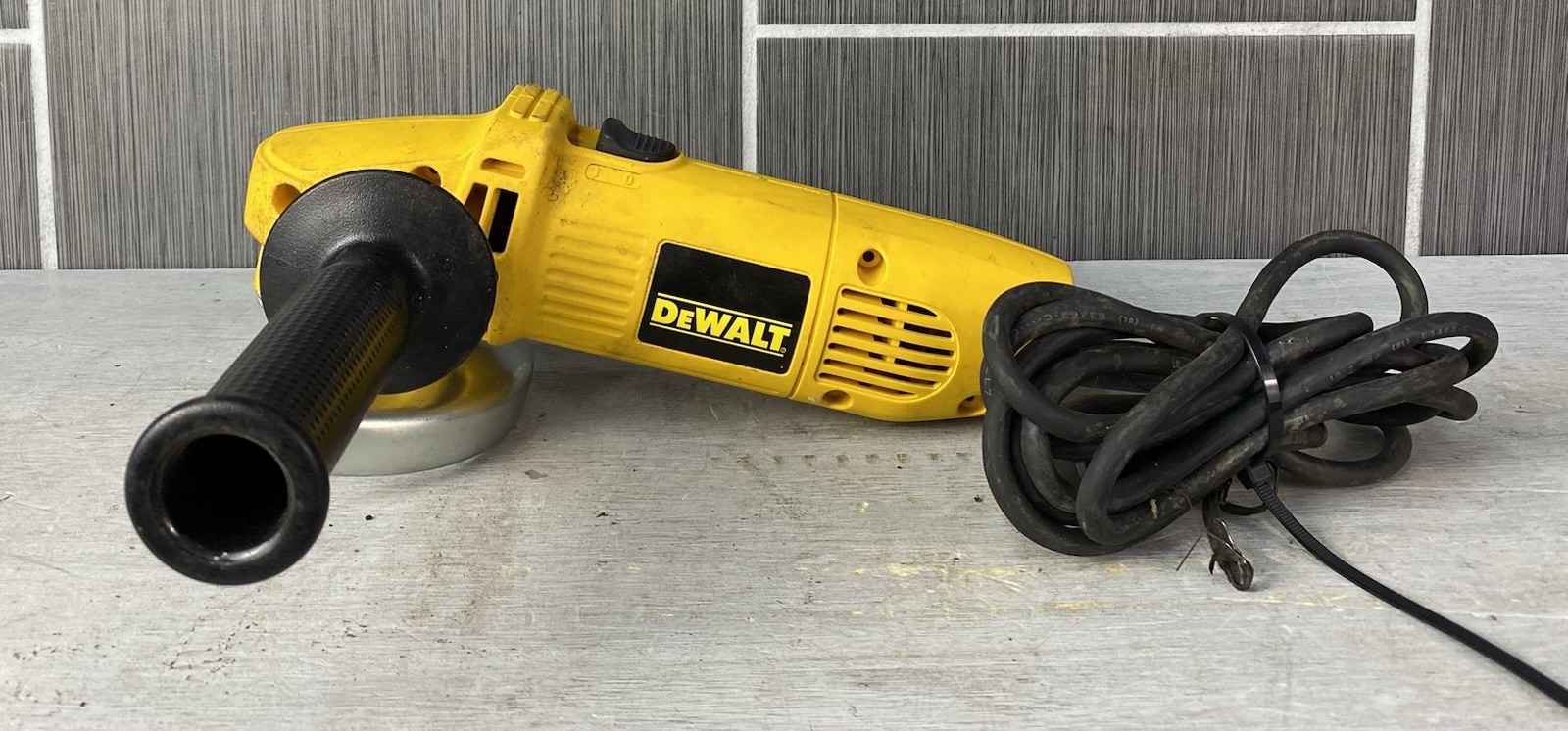 DeWalt DW400 4-1/2″ Angle Grinder 5amp 10,000pm Corded 120V w/aux handle & guard