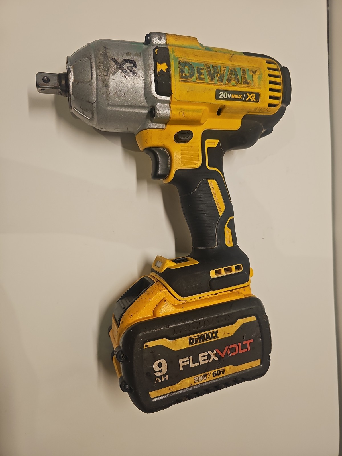 DEWALT DCF899 20V MAX XR 1/2″ IMPACT WRENCH & 9AH FLEX VOLT BATTERY