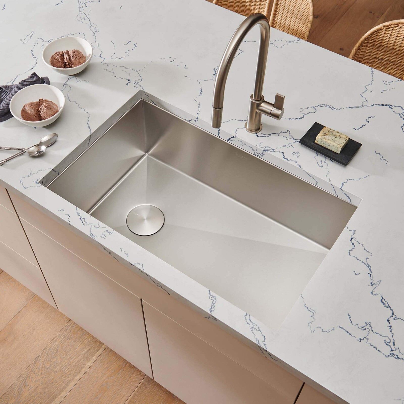 Ruvati 30-inch Slope Bottom Offset Drain Undermount Kitchen Sink – RVH7480