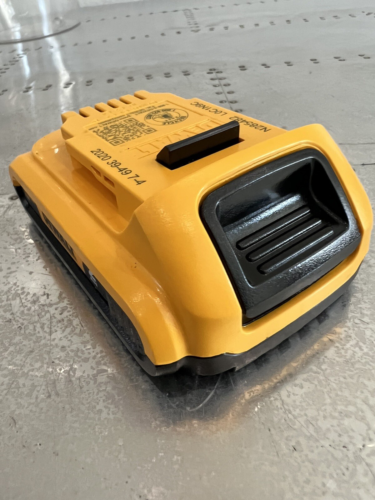 DEWALT DCB203 20V Max 2Ah Lithium Ion Battery b