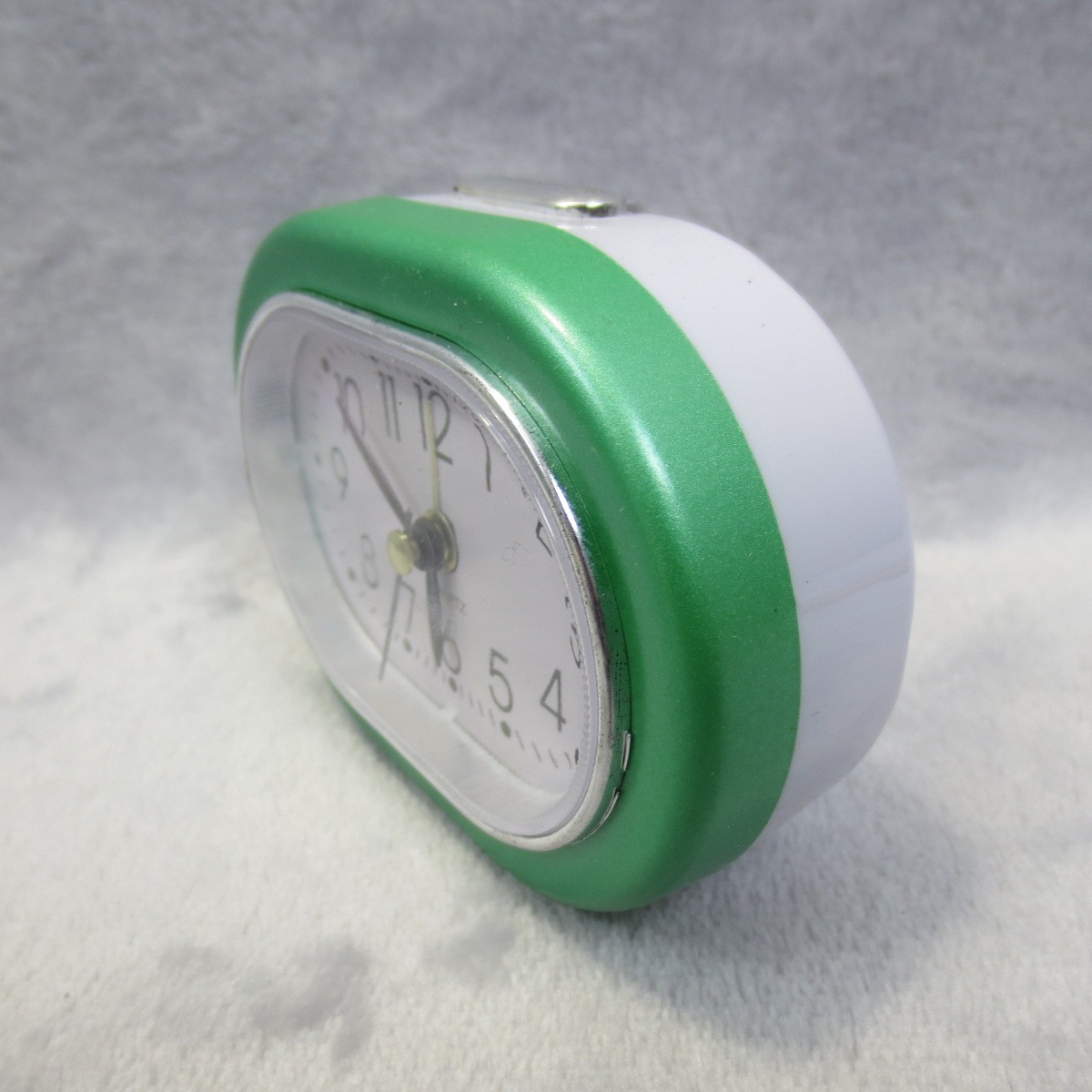 Travel Analog Alarm Clock Battery Operated Green & White Small Desktop 3.5″