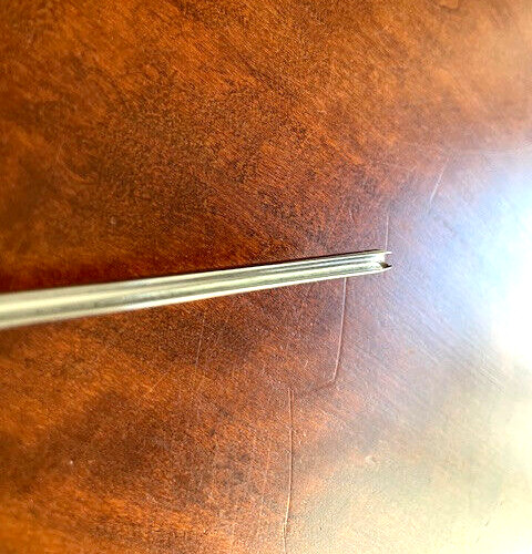 Two Cherries Straight Gouge, #11 2mm, Veiner Gouge
