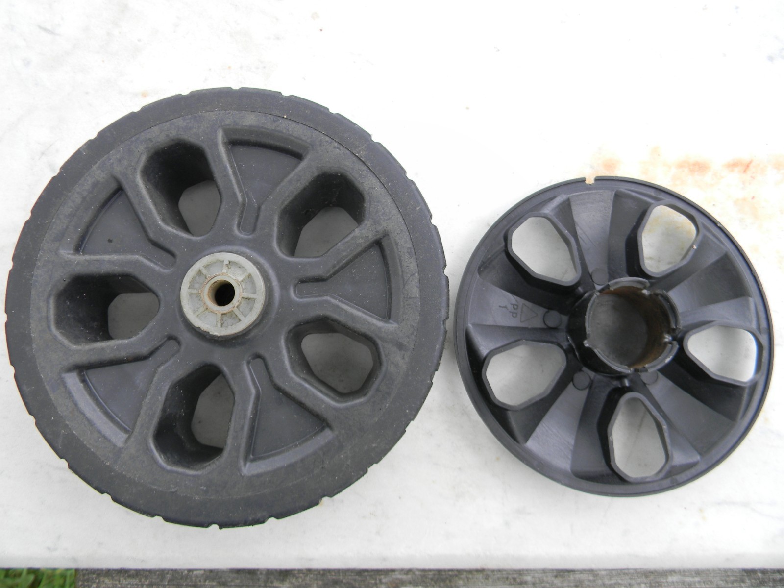 ONE USED Black & Decker MM2000 20″ Lawn Mower Front Wheel & Cover