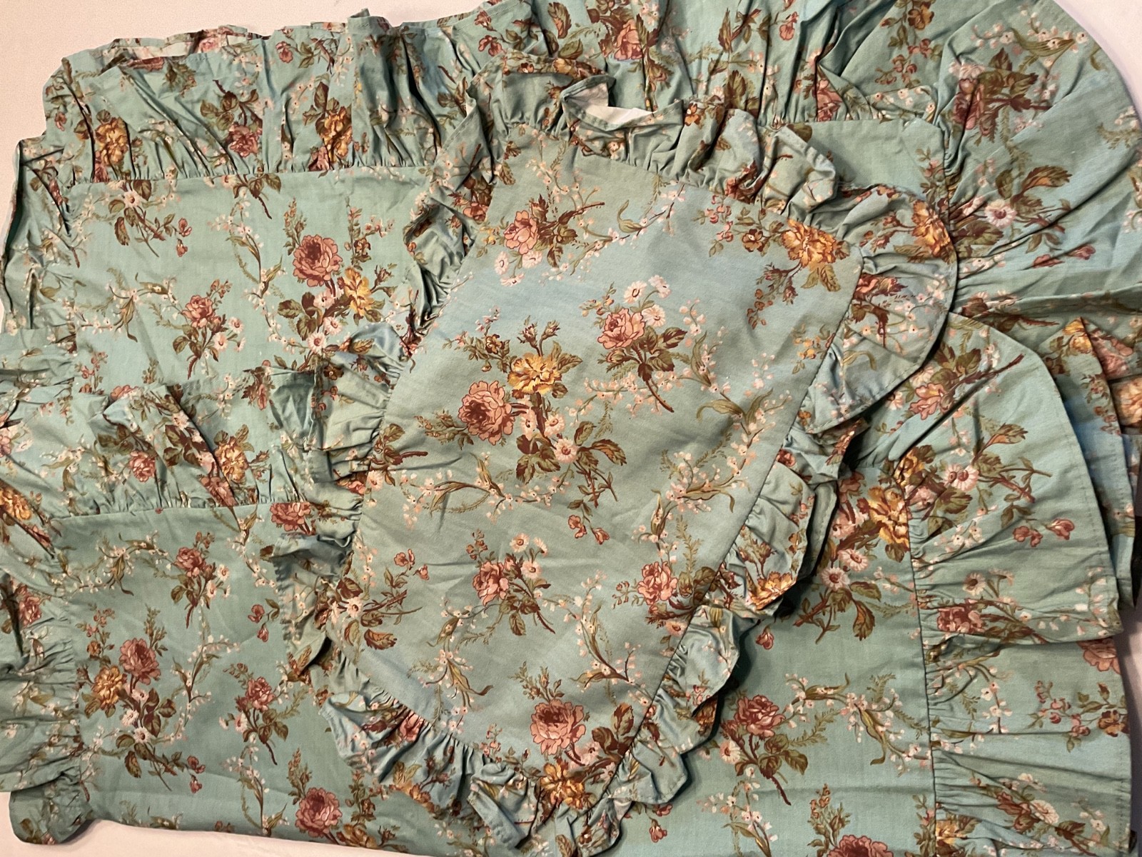 New Ralph Lauren 2pc Standard Ruffled Shams/Ruffled Throw Pillow Unknown Pattern