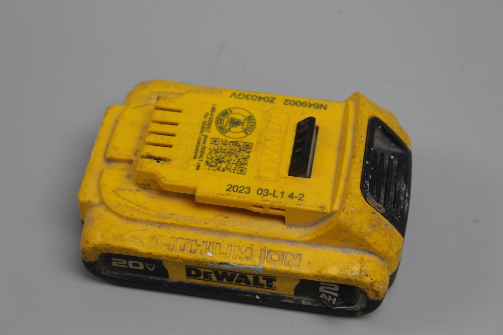 DEWALT DCB203 Battery – Yellow