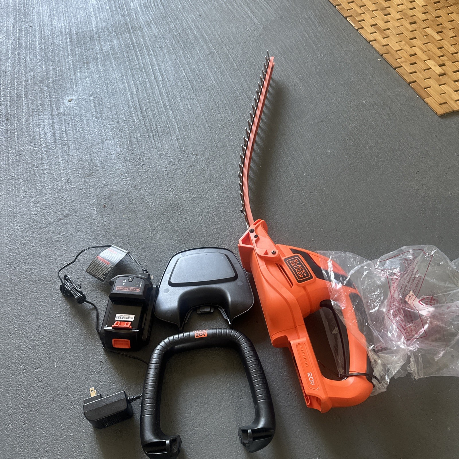Black and Decker BEHT150 17″ 3.2-Amp Corded Dual-Action Electric Hedge Trimmer