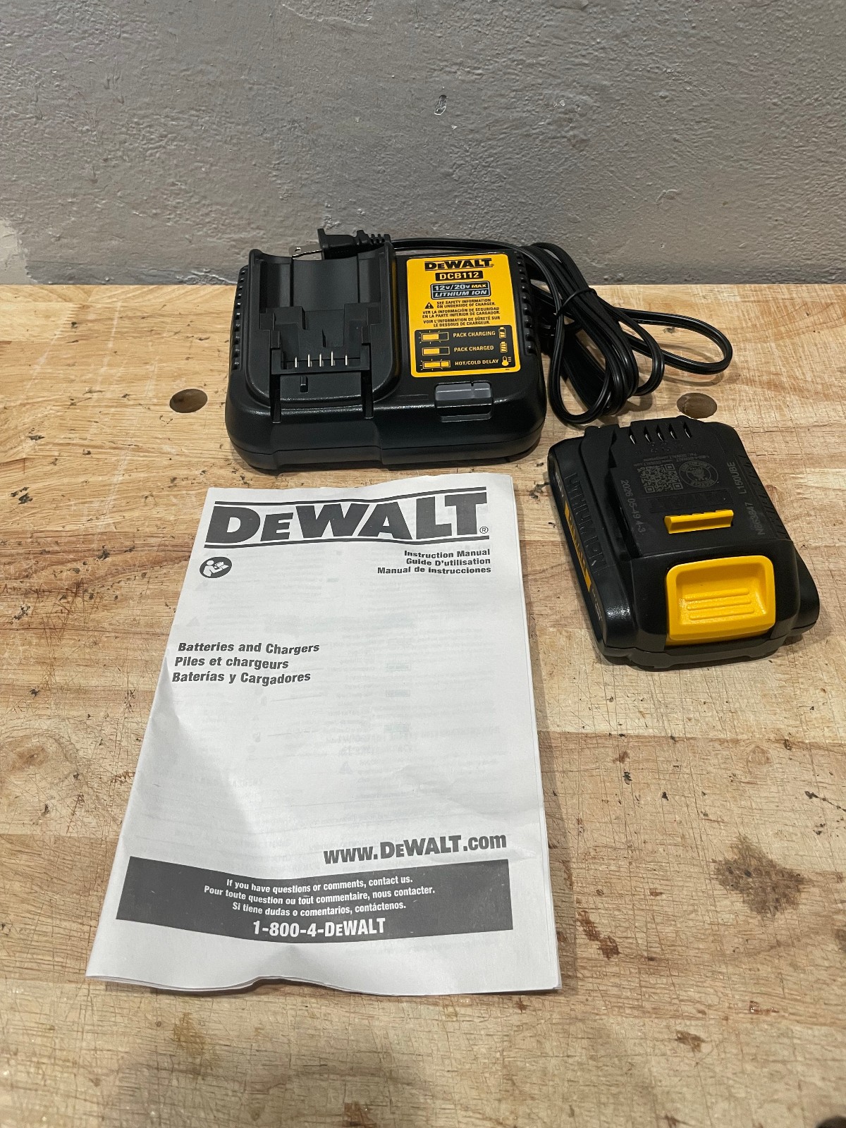 DeWALT DCB112 12V/20V MAX Lithium-Ion Battery Charger + 1 Batteries NEW