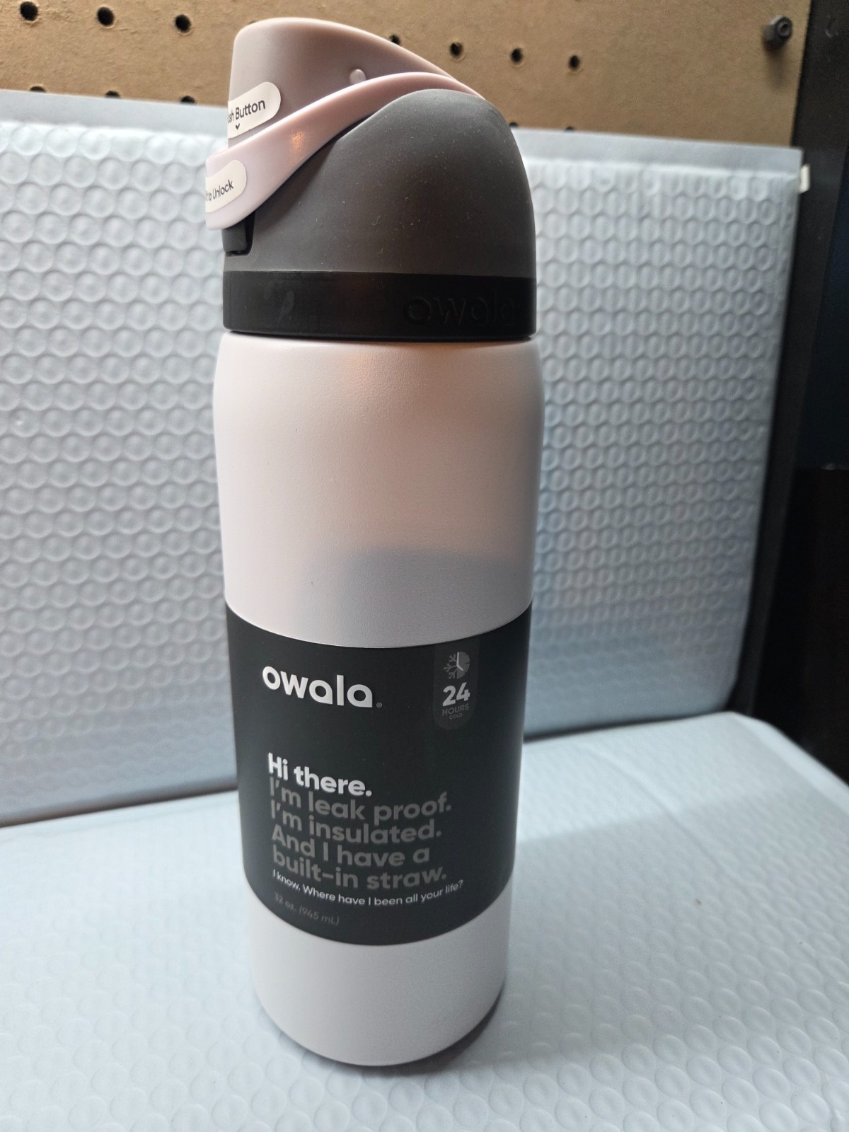 Owala FreeSip Tumbler 24 oz – Blk & White – Leak Proof – Keeps Cold 24 Hrs – NEW