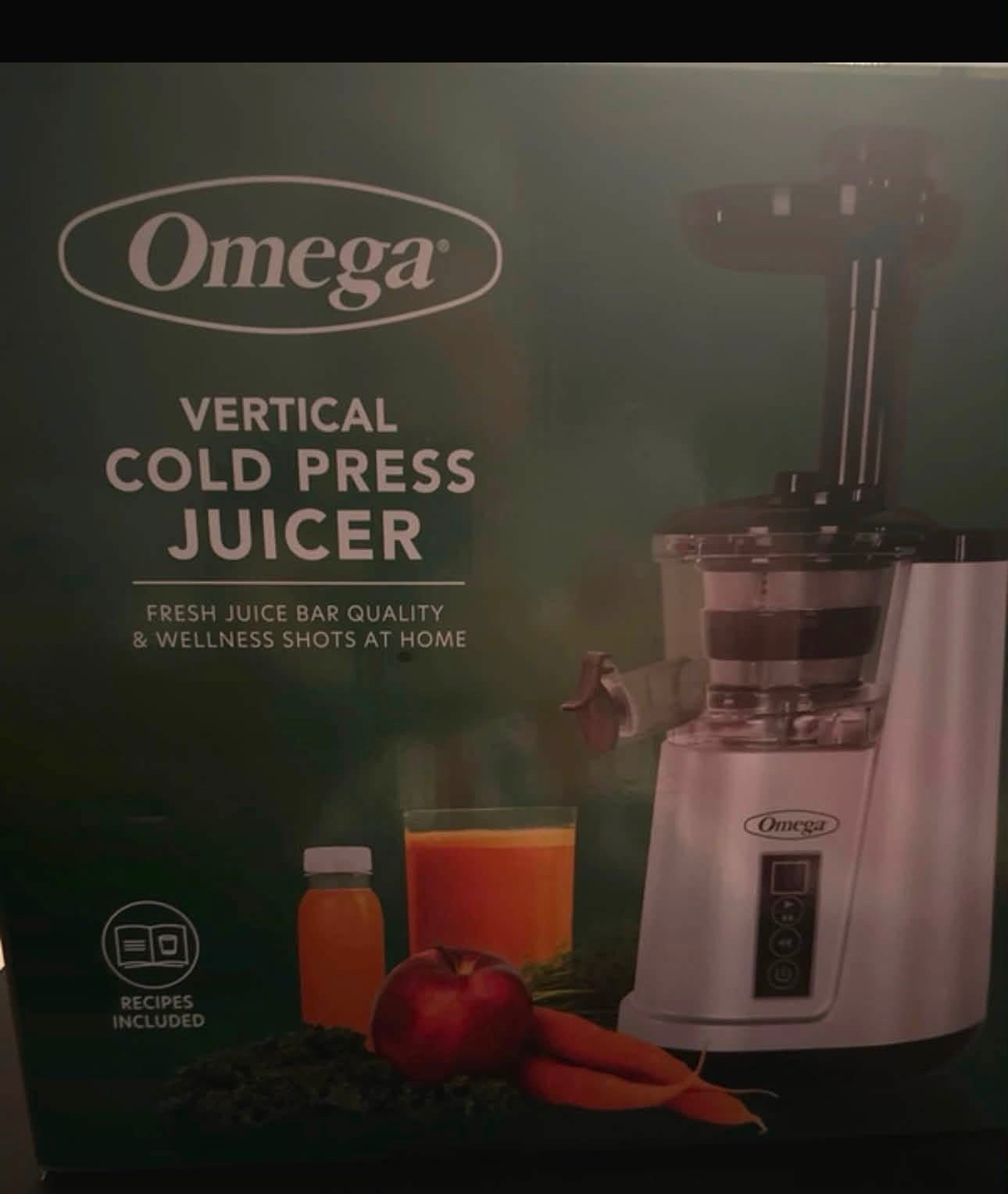 Omega Vertical Cold Press Juicer 1 Qt 2-Speed Dishwasher-Safe Parts White/Black