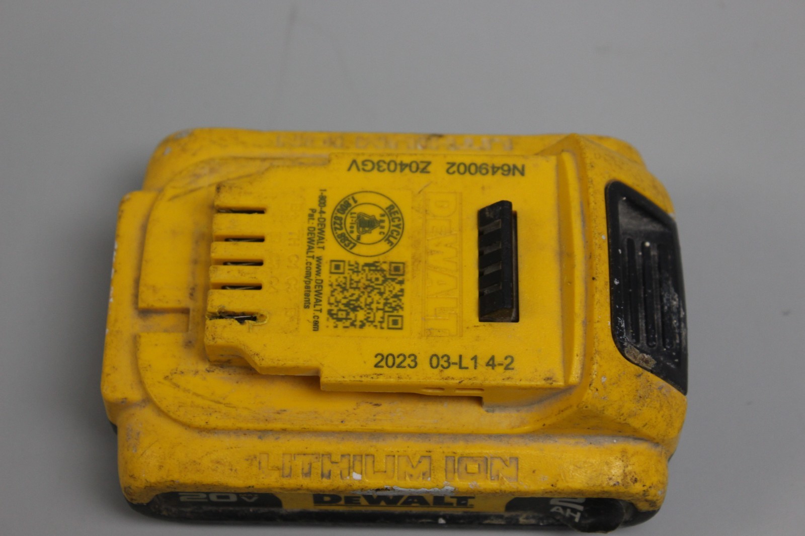 DEWALT DCB203 Battery – Yellow