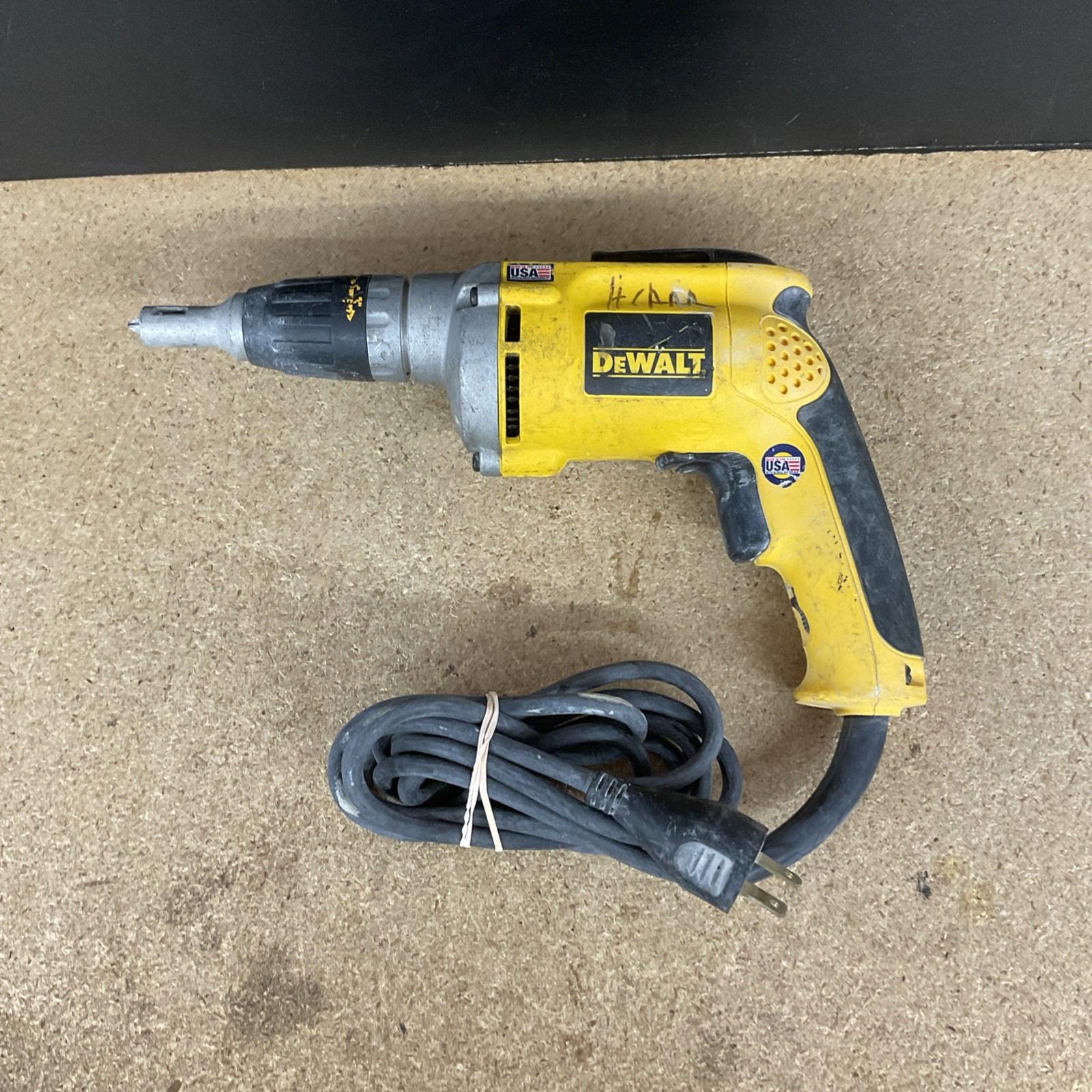 DEWALT DW272 4000RPM VSR Drywall Screwdriver – Yellow
