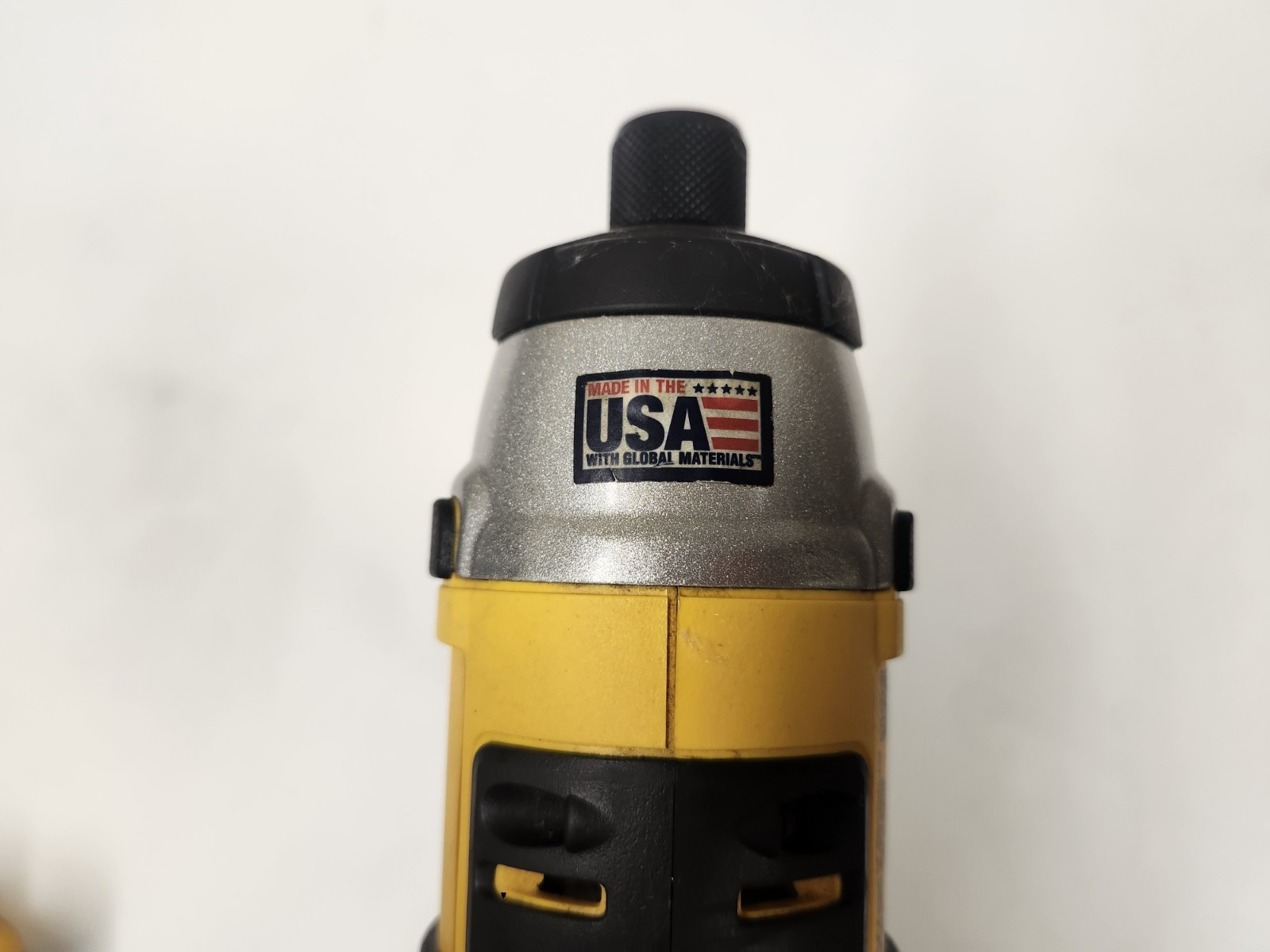 Dewalt DCF885 20V MAX 1/4″ Brushed Impact Driver with Battery **MINT**