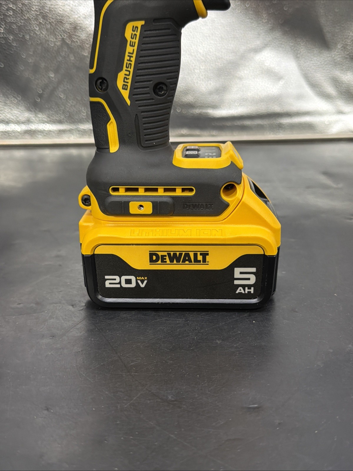 DEWALT DCF891 20V MAX XR 1/2″ Mid-Range Impact Wrench -Hog Ring with 5Ah Battery
