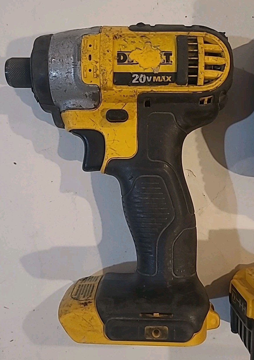 DeWalt DCF885 1/4″ Impact Driver w/ Battery & Charger *Pre-owned*