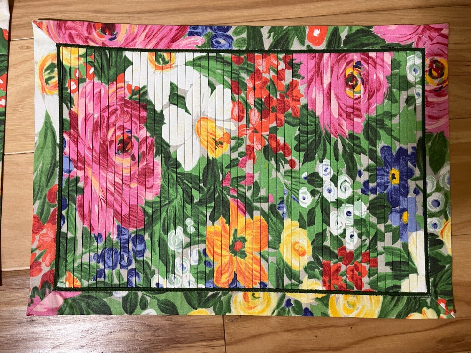 * AS IS see description UNBRANDED Set of 4 Placemats and Napkins Cottage Floral