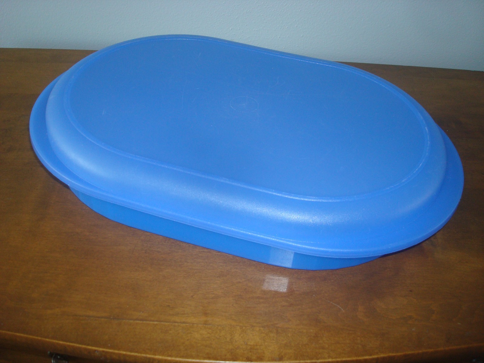 Tupperware Cornflower Blue Preludio Oval Acrylic Serving Tray #2015 & Lid #2064