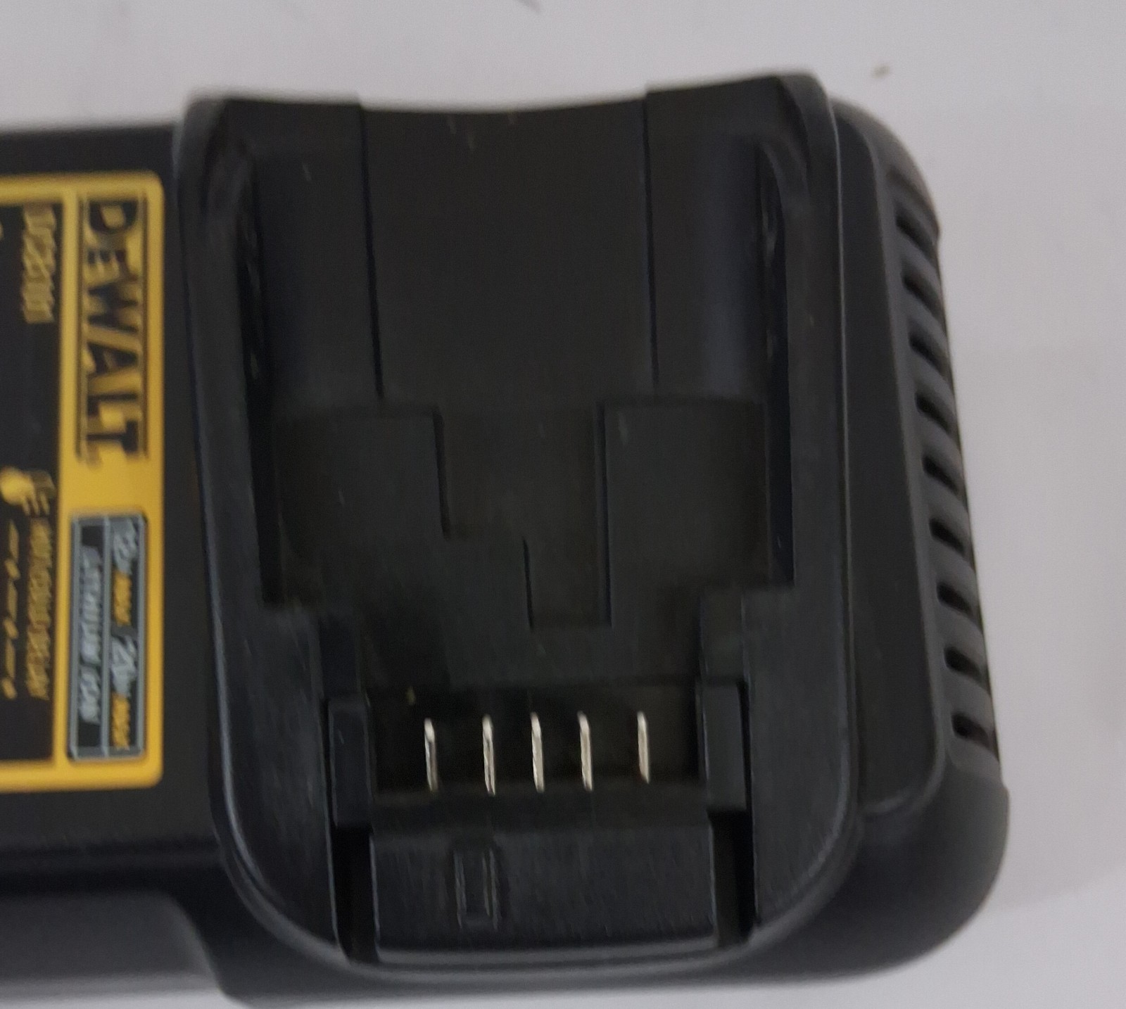 DEWALT DCB101 12V – 20V MAX Lithium ion Battery / Charger