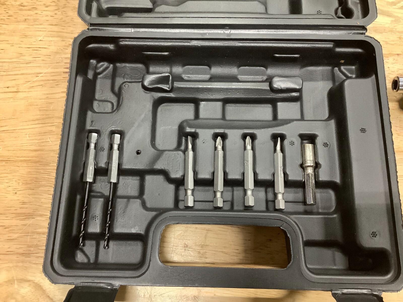 NEW 3.6V SCREWDRIVER GUN KIT W/ CHARGER & CASE 27 BITS INCLUDED HOME HOBBY WORK