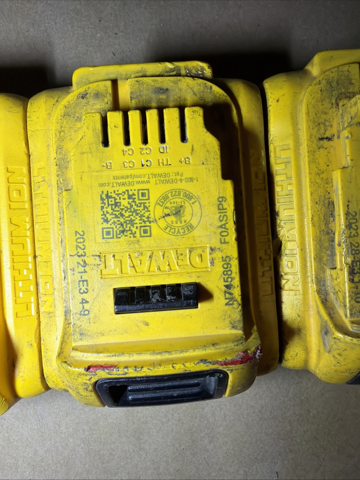 2025 2024 2023 DEWALT DCB205 20v 5ah Max XR Lithium Ion Power Tool Battery