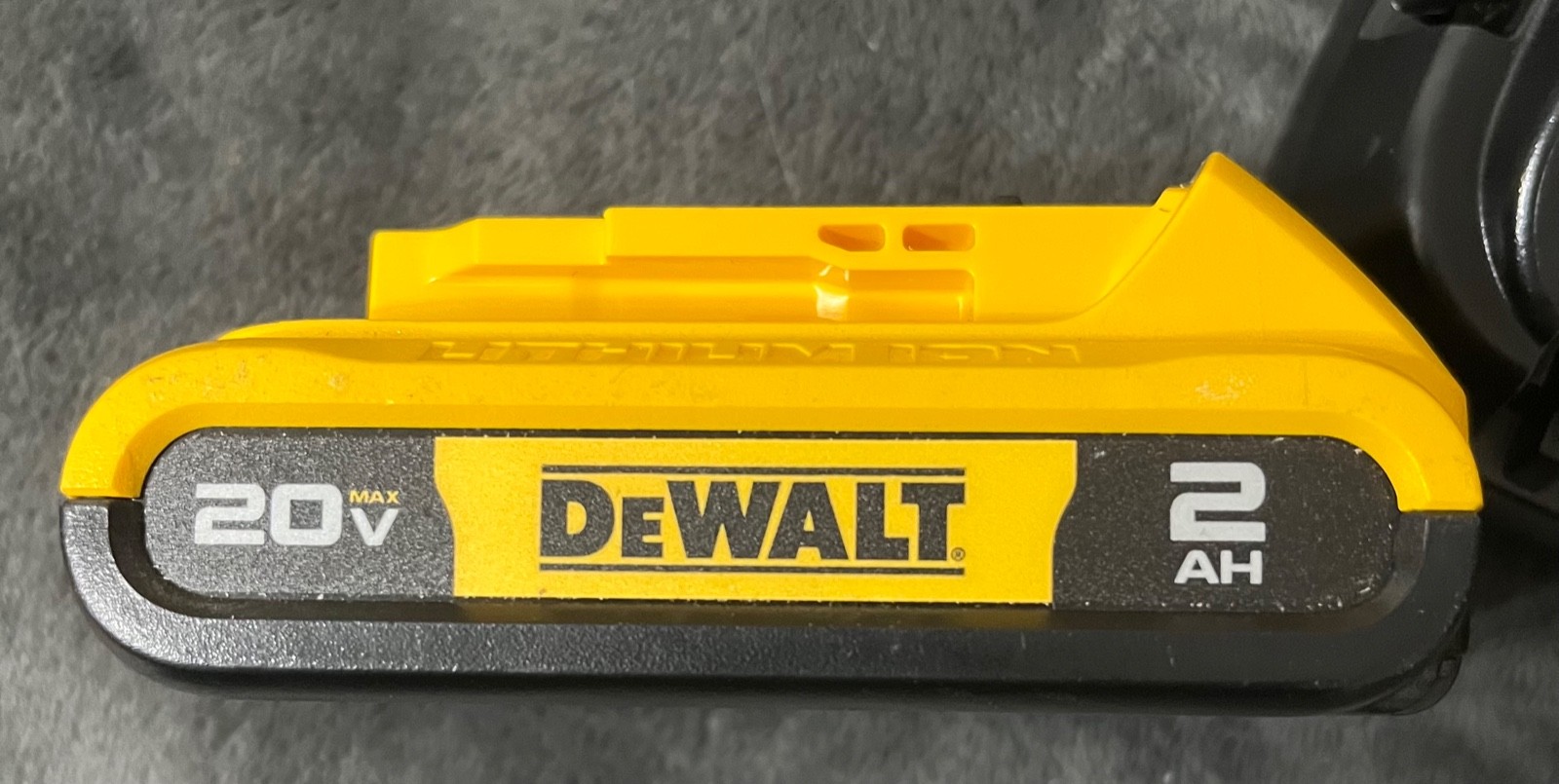 DEWALT NEW DCB203 BATTERY, DCB1104 CHARGER, 25′ DEWALT LED TAPE, FREE DEWALT BAG