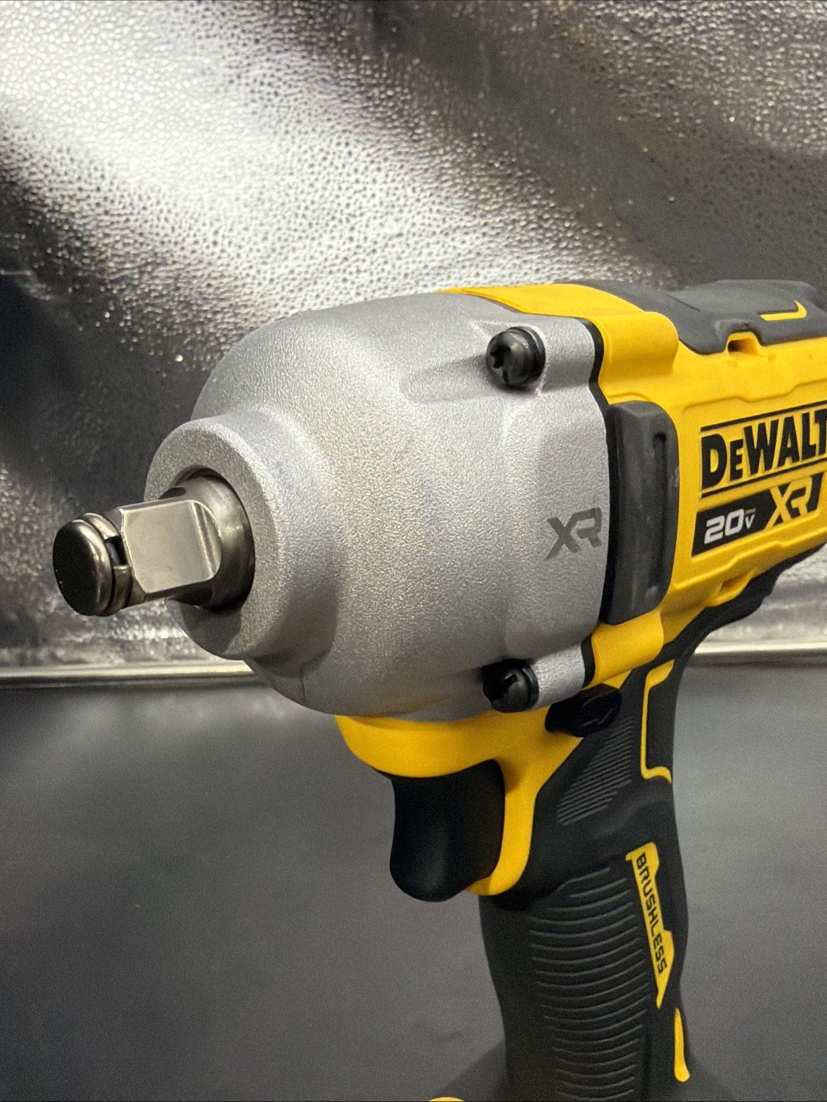 DEWALT DCF891 20V MAX XR 1/2″ Mid-Range Impact Wrench -Hog Ring with 5Ah Battery