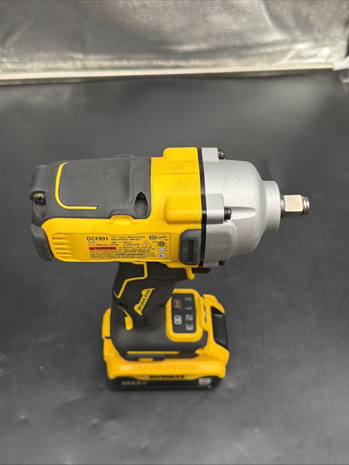 DEWALT DCF891 20V MAX XR 1/2″ Mid-Range Impact Wrench -Hog Ring with 5Ah Battery