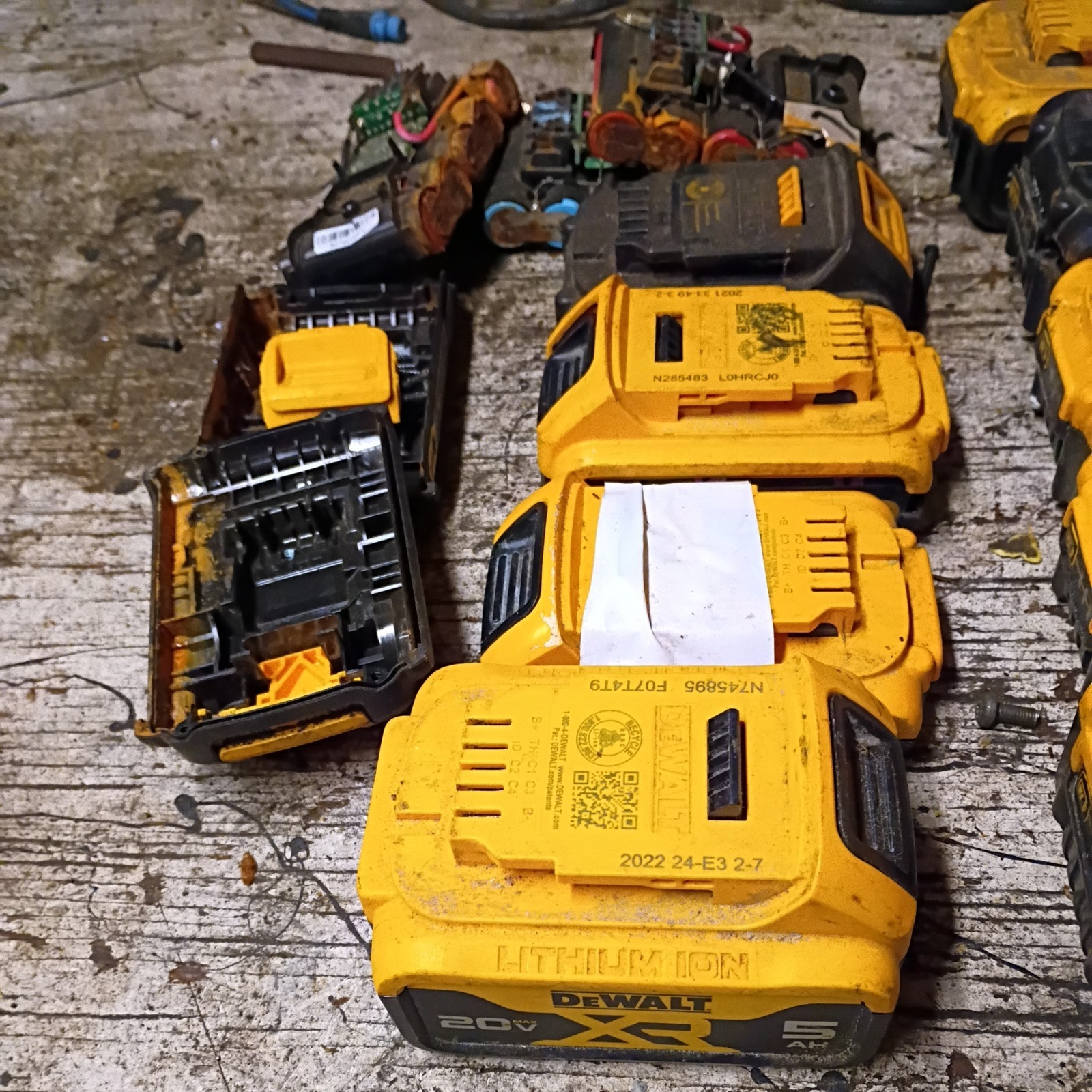 Broken- 20V MAX 6x 2Ah, 4x 4Ah,1x 5Ah, 1x 8Ah Battery batterys- Parts Only