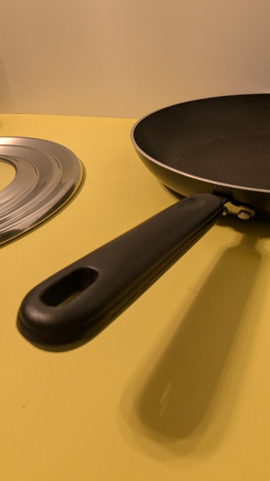 Brand ? Un-Flat SHALLOW Texture Coated 12″ Frypan & Lid. But Much Life Left