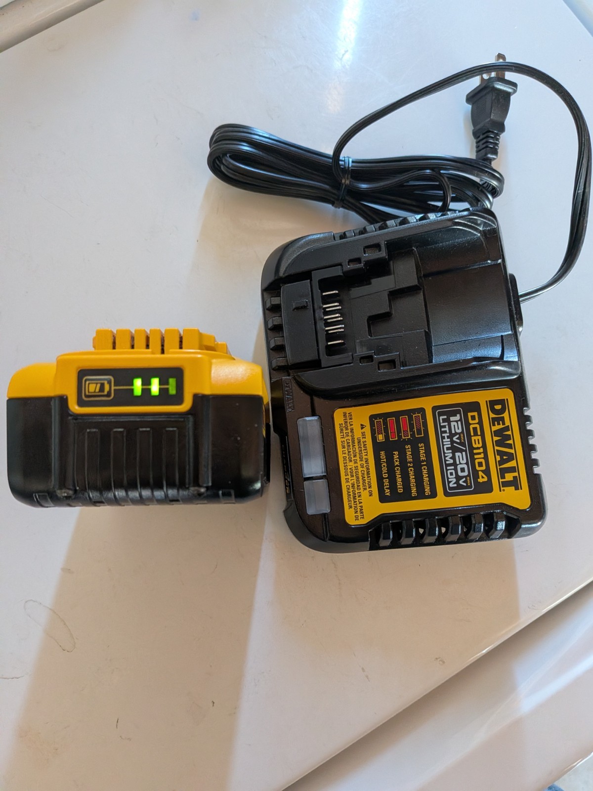 2026 DeWALT DCB205 20V MAX 5Ah Battery + DCB1104 12V/20V 4A Charger Kit.