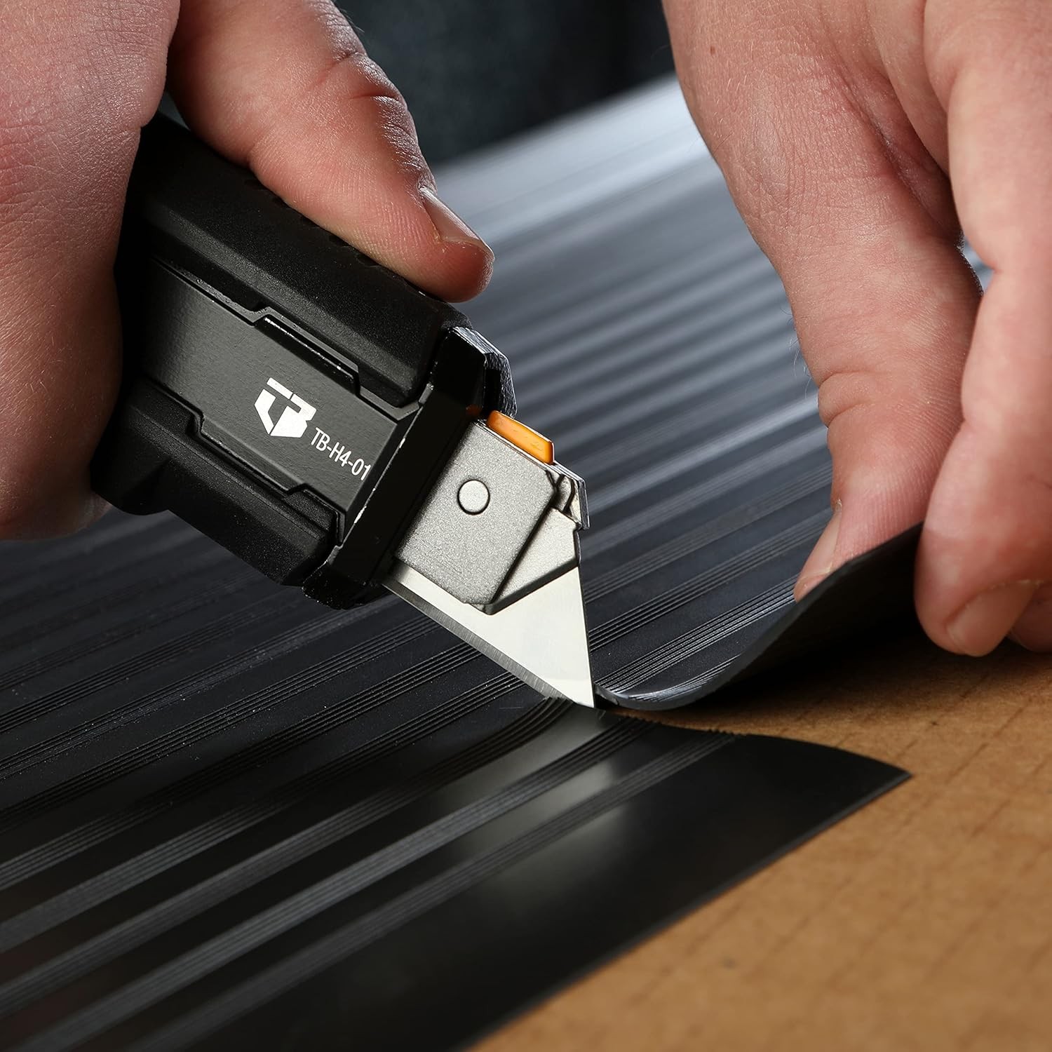ToughBuilt – Scraper Knife 5 Blades,Integrated Scraper Edge, Quick-Change Blade