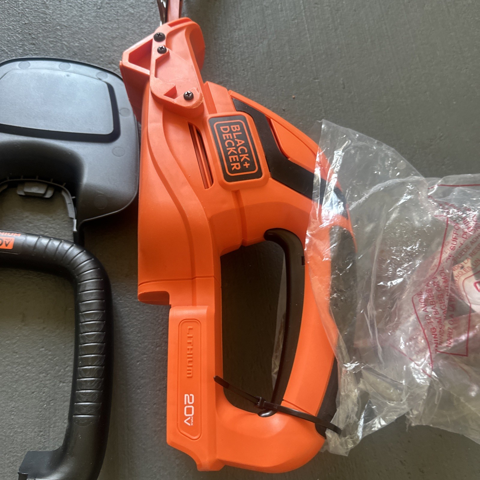 Black and Decker BEHT150 17″ 3.2-Amp Corded Dual-Action Electric Hedge Trimmer