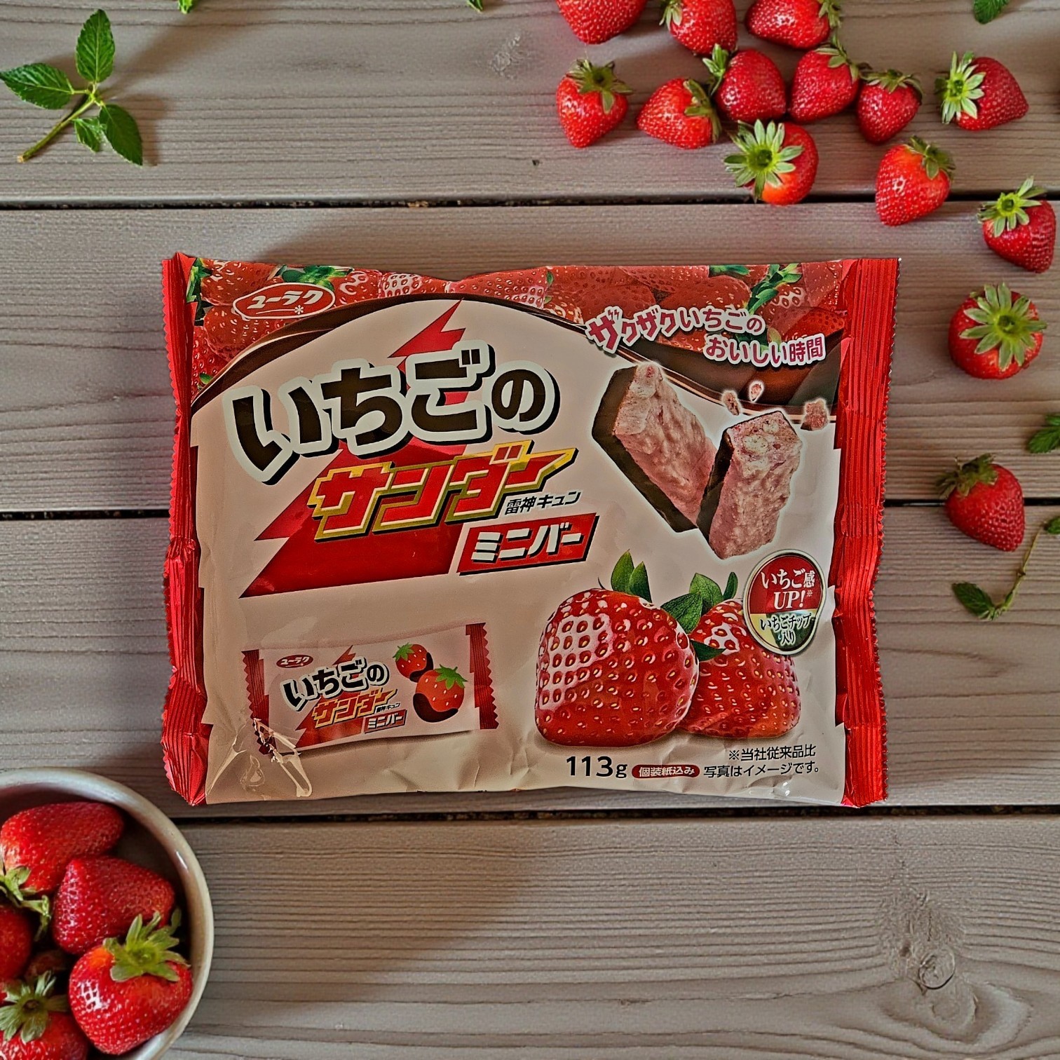 Yuraku Ichigo Thunder Mini Bar- Mini Chocolate Bar, Strawberry Flavor, 3.9 oz
