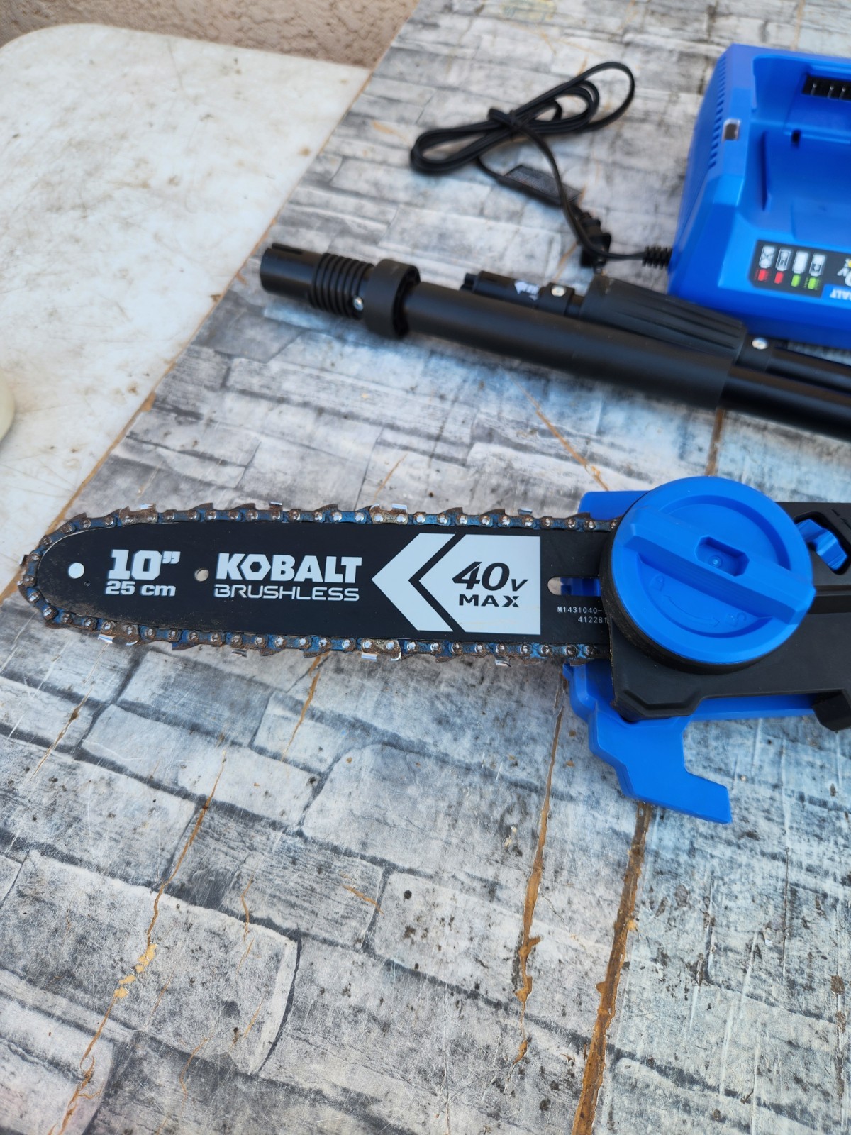 Kobalt 40V Max Brushless 10″ Pole Saw With Charger No Battery Light Used